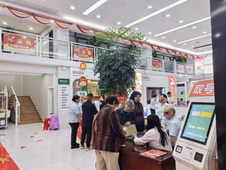 金融服务不断档 走进银行人的“别样假期”